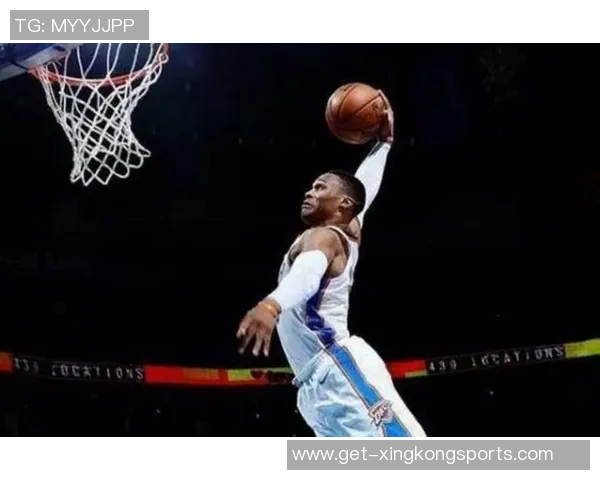 外国明星在家打篮球的趣味瞬间与精彩表现分享